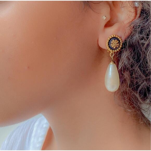 CHANEL Vintage 80s Clover Enamel Faux Pearl Clip On Earrings Collection 26 COA - Picture 5 of 12